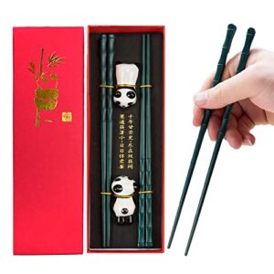 GROWORD 2 Pairs Reusable Panda Chopstick and Chopstick Rest Gift Set, Dishwasher Safe Chopsticks with Adorable Panda Rest and Red Gift Case,Non-slip Design & Easy to Use(Green）