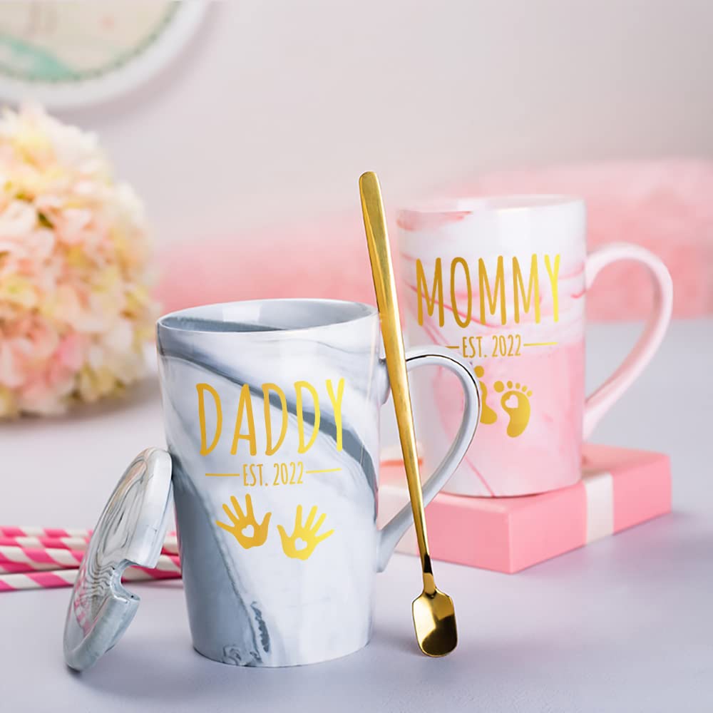 LOZACHE Mom Dad Est. 2022 Coffee Mugs With Lid Spoon, New Parents Gifts for Mother Father Birthday Christmas Day, Couple Set Gifts for Mommy Daddy First Time (Pink & Grey 2022)