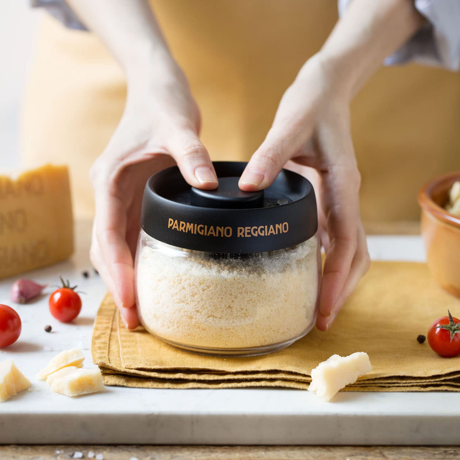 Parmigiano Freshness-saving Glass Cheese Holder box bowl with Vacuum Seal - EMILIA FOOD LOVE Selected with love in Italy