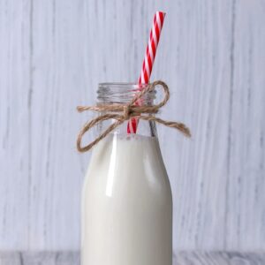 BBA SUNRISE - Set of 24 Glass Milk Bottles With Lids & Straws 10oz, Glass Bottles with Lids for Parties, Breakfast, Wedding, Picnic. Milk Jars with Reusable Red and White Straws and Airight Metal Lids