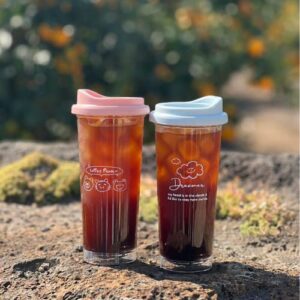 ggümm studio 2-PACK of 20oz Plastic Coffee Cup with Lid, BPA-free Ice Coffee Cup, Reusable Cup Set for Iced Coffee