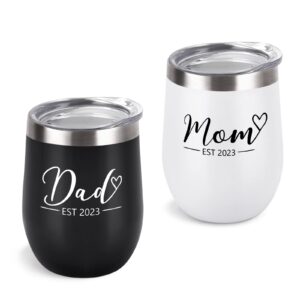 homlouue new parents gift, mom dad est 2023 wine tumbler set for new mom dad baby shower new pregnancy baby announcement, 12 oz insulated stainless steel wine tumbler, set of 2, black and white
