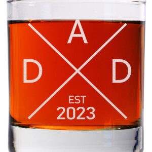 CARVELITA Dad Est 2023 Whiskey Glass - Pregnancy Announcements For Dad - 11oz Old Fashioned Bourbon Rocks Glass For Expecting Father - Dad To Be Gifts - Funny New Dad Gifts - First Time Dad Gifts