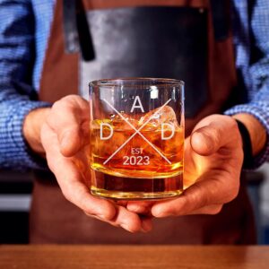 CARVELITA Dad Est 2023 Whiskey Glass - Pregnancy Announcements For Dad - 11oz Old Fashioned Bourbon Rocks Glass For Expecting Father - Dad To Be Gifts - Funny New Dad Gifts - First Time Dad Gifts