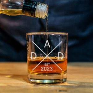 CARVELITA Dad Est 2023 Whiskey Glass - Pregnancy Announcements For Dad - 11oz Old Fashioned Bourbon Rocks Glass For Expecting Father - Dad To Be Gifts - Funny New Dad Gifts - First Time Dad Gifts