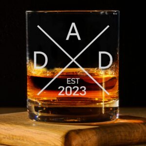 CARVELITA Dad Est 2023 Whiskey Glass - Pregnancy Announcements For Dad - 11oz Old Fashioned Bourbon Rocks Glass For Expecting Father - Dad To Be Gifts - Funny New Dad Gifts - First Time Dad Gifts