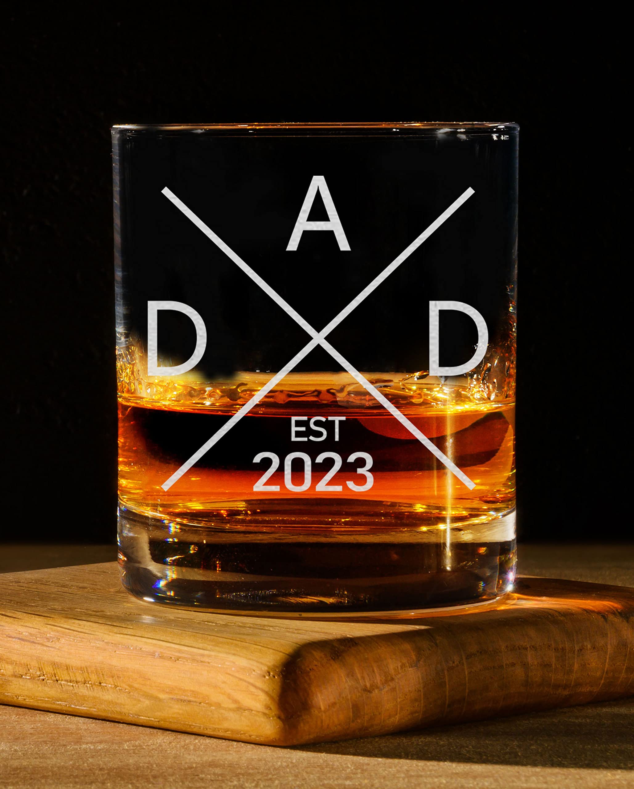 CARVELITA Dad Est 2023 Whiskey Glass - Pregnancy Announcements For Dad - 11oz Old Fashioned Bourbon Rocks Glass For Expecting Father - Dad To Be Gifts - Funny New Dad Gifts - First Time Dad Gifts