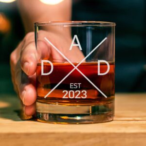 CARVELITA Dad Est 2023 Whiskey Glass - Pregnancy Announcements For Dad - 11oz Old Fashioned Bourbon Rocks Glass For Expecting Father - Dad To Be Gifts - Funny New Dad Gifts - First Time Dad Gifts