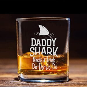 Daddy Shark Needs A Drink Do Do Do Whiskey Glass - Funny Birthday Fathers Day Gift for Dad