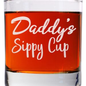 CARVELITA Daddy's Sippy Cup Whiskey Glass - First Time Dad Gifts - 11oz Engraved Old Fashioned Bourbon Rocks Glass - Gifts For New Dad - Dad To Be Gifts - Happy Birthday Daddy - New Dad Gifts For Men