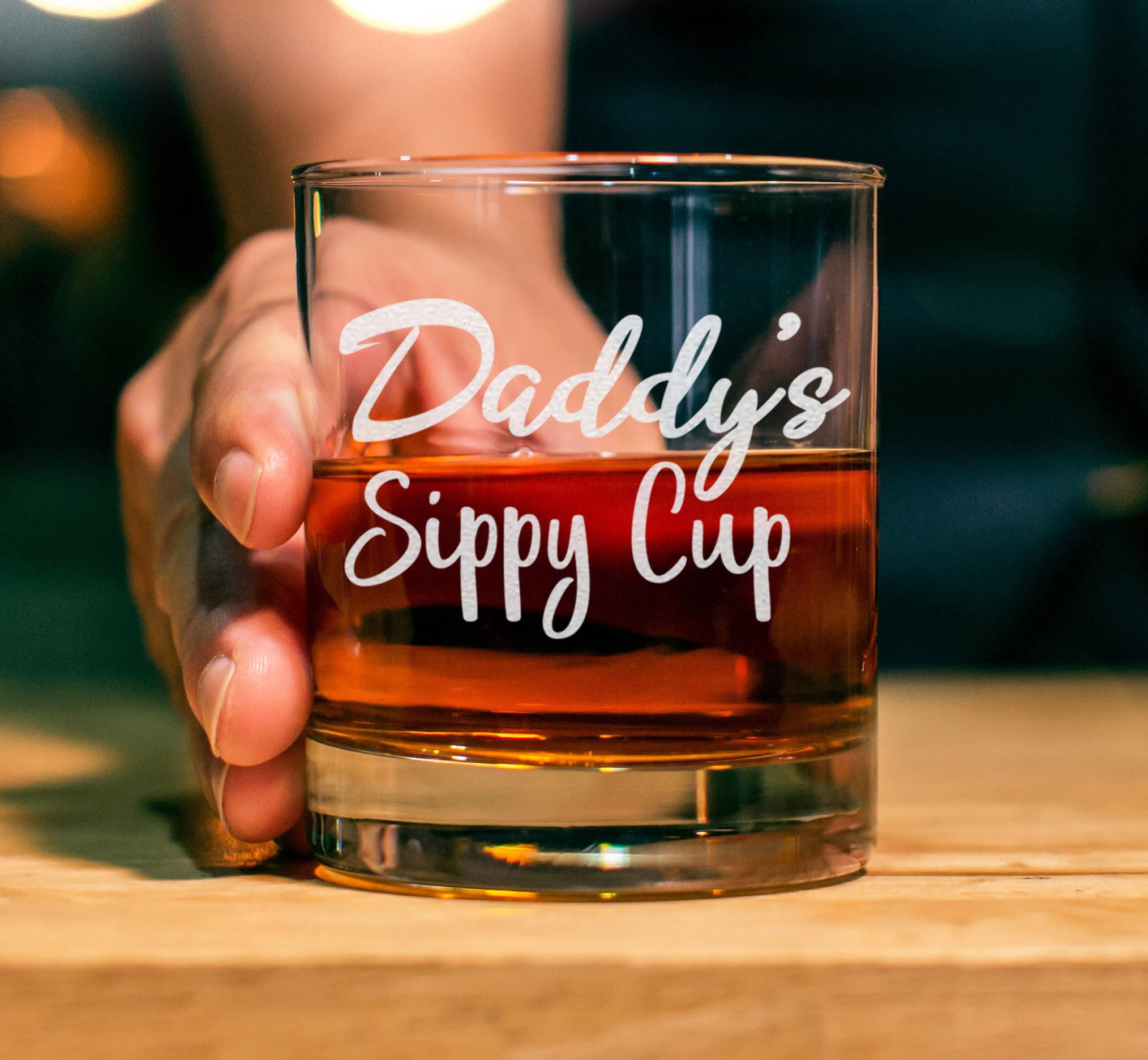 CARVELITA Daddy's Sippy Cup Whiskey Glass - First Time Dad Gifts - 11oz Engraved Old Fashioned Bourbon Rocks Glass - Gifts For New Dad - Dad To Be Gifts - Happy Birthday Daddy - New Dad Gifts For Men