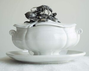 vagabond house sea food lobster soup tureen with stoneware tray 3 pieces covered tureen/lid/tray 11 inch tall 96 oz 13 inch long