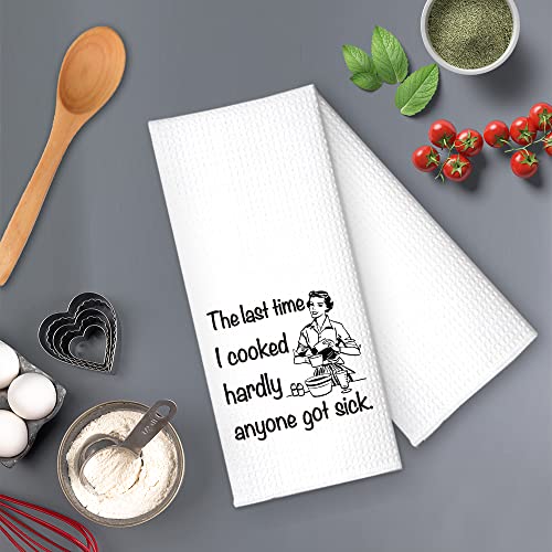 RZHV The Last Time I Cooked Hardly Anyone Got Sick Kitchen Towel, Funny Retro Housewife Dish Towel Gift for Women Sisters Friends Mom Aunty Hostess, Housewarming New Home