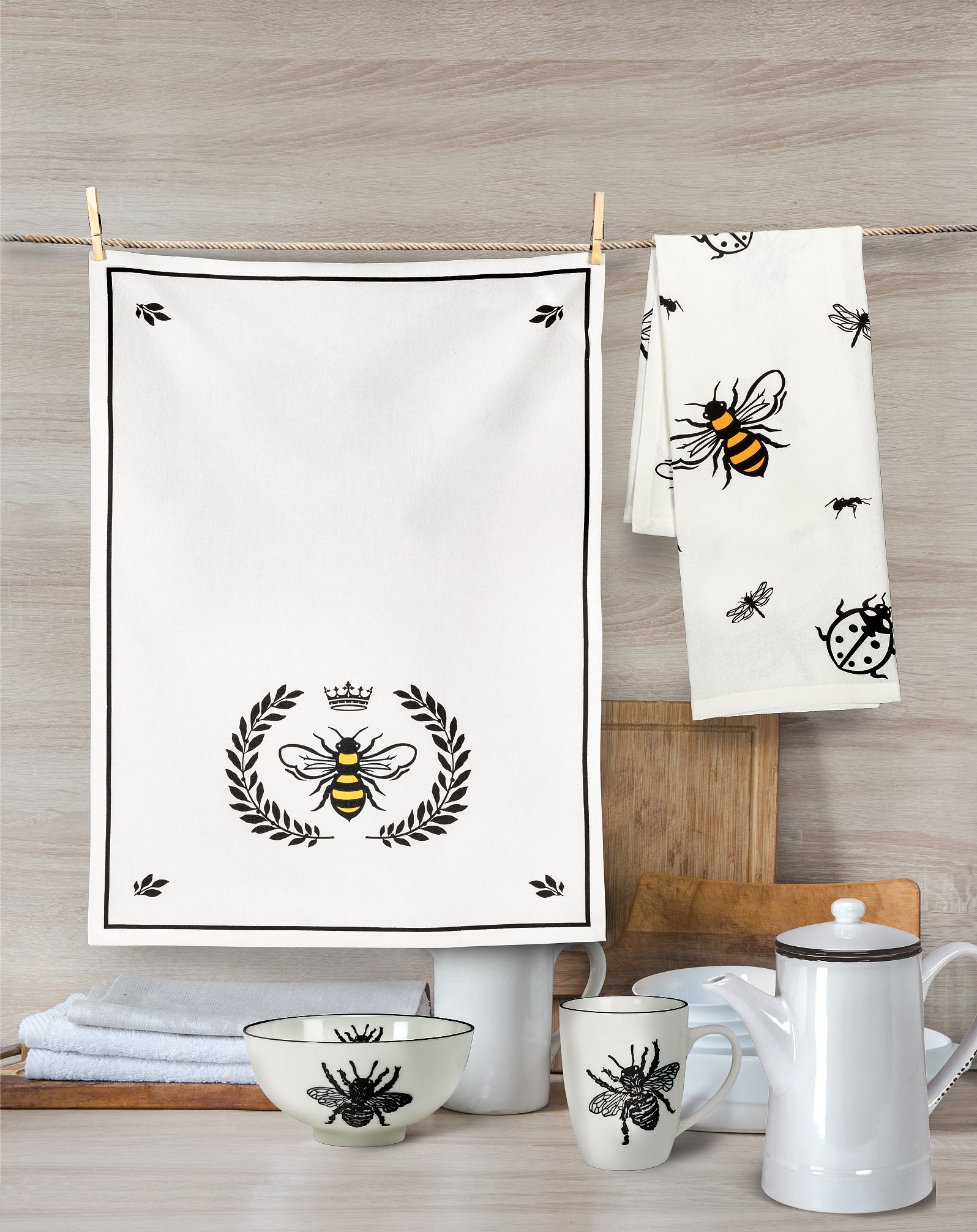 Abbott Collection 56-KT-AB-02 Bee in Crest Tea Towel, 1 EA, White/Black