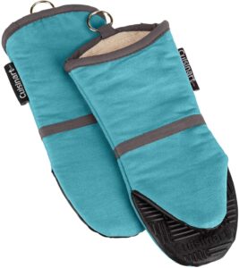 cuisinart silicone oven mitts, 2 pack – heat resistant to 500 degrees – handle hot kitchen items safely – non-slip silicone grip oven gloves with insulated deep pockets and hanging loop – aqua