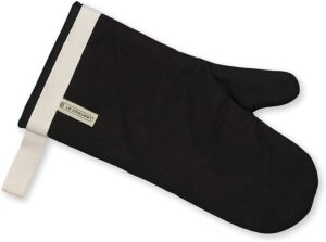 le creuset oven mitt, black