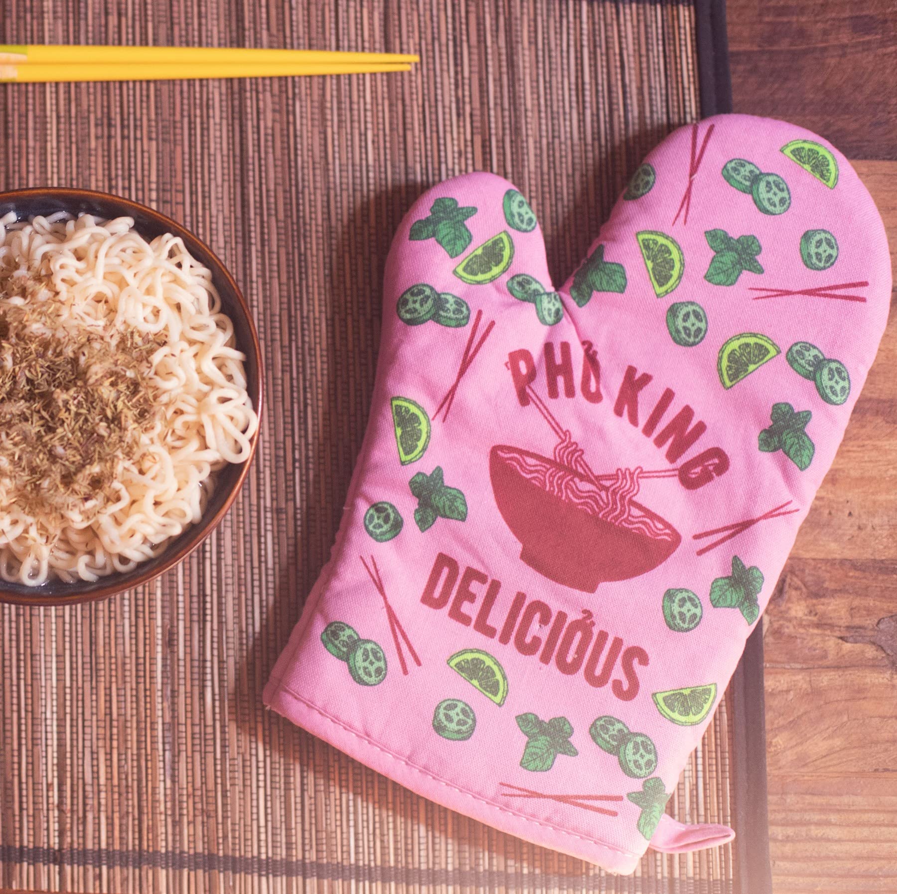 Pho King Delicious Oven Mitt Funny Vietnamese Soup F*cking Delicious Graphic Novelty Kitchen Glove Funny Graphic Kitchenwear Funny Food Novelty Cookware Pink Oven Mitt