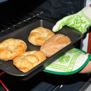 G & F 1688 Dupont Nomex & Kevlar Heat Resistant Oven Gloves, 3-Finger Oven Gloves & Pot Holder Set