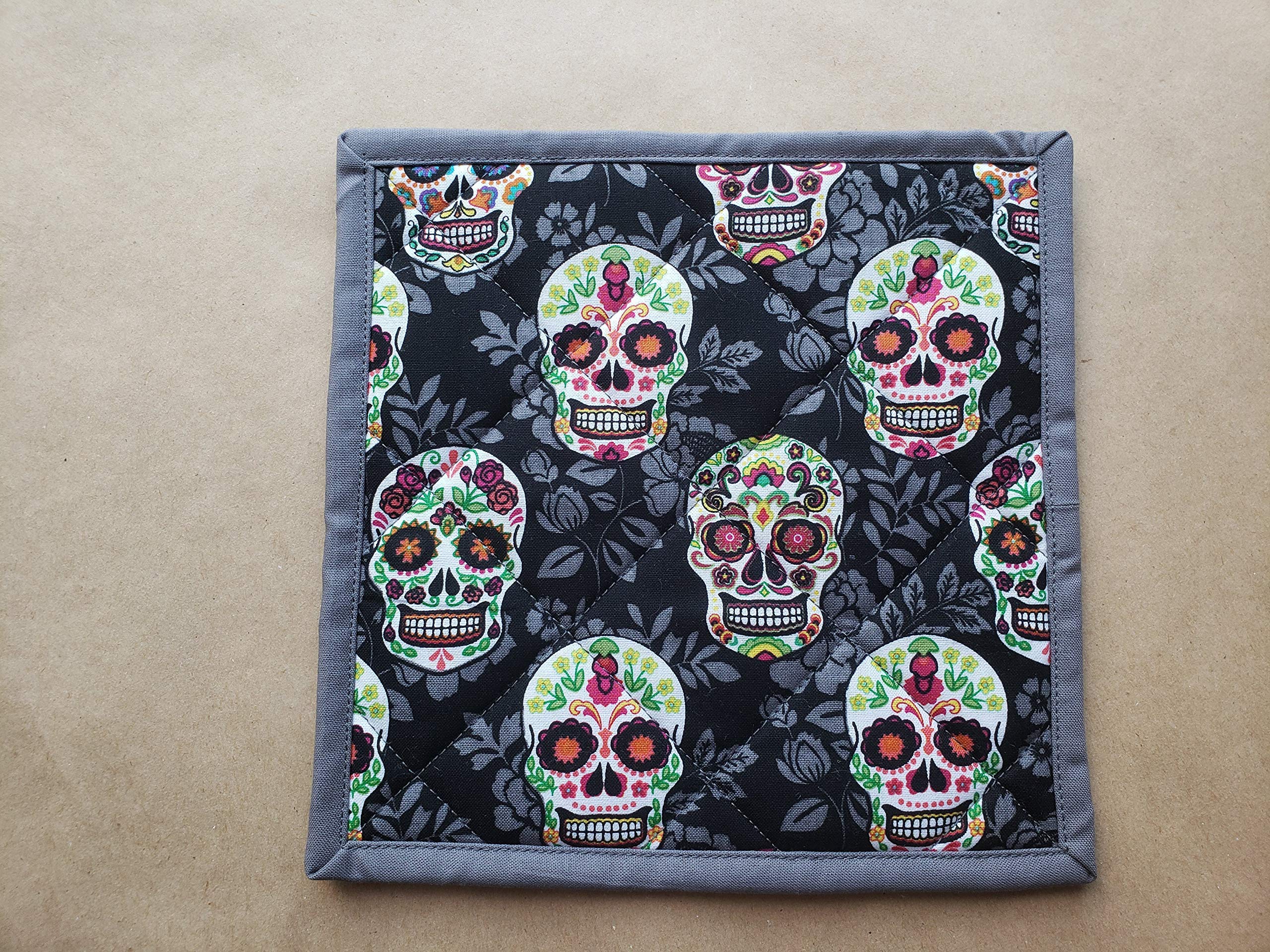 Sugar Skull Themed Potholders Set of 2 Pair Día de Muertos Kitchen Linens Day of the Dead Home Decor Quilted Hot Pads Insulated Trivets Black Grey Halloween Gifts Under 20 Handmade Pot Holders