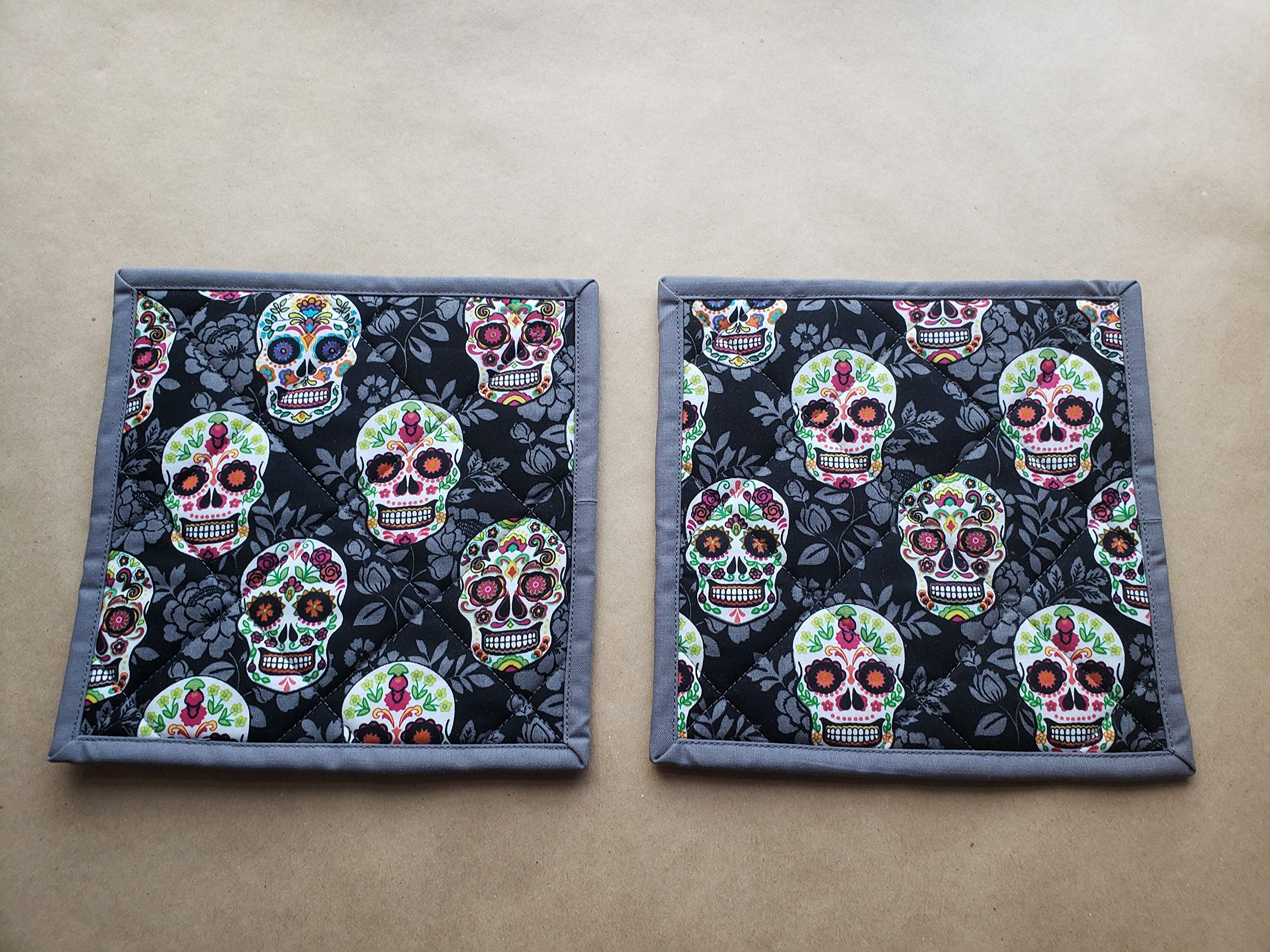 Sugar Skull Themed Potholders Set of 2 Pair Día de Muertos Kitchen Linens Day of the Dead Home Decor Quilted Hot Pads Insulated Trivets Black Grey Halloween Gifts Under 20 Handmade Pot Holders