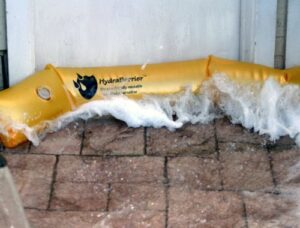 watershed innovations best sandbag alternative - hydrabarrier standard 6 foot length 4 inch height. - water diversion tubes that are the lightweight, re-usable, and eco-friendly (single unit)