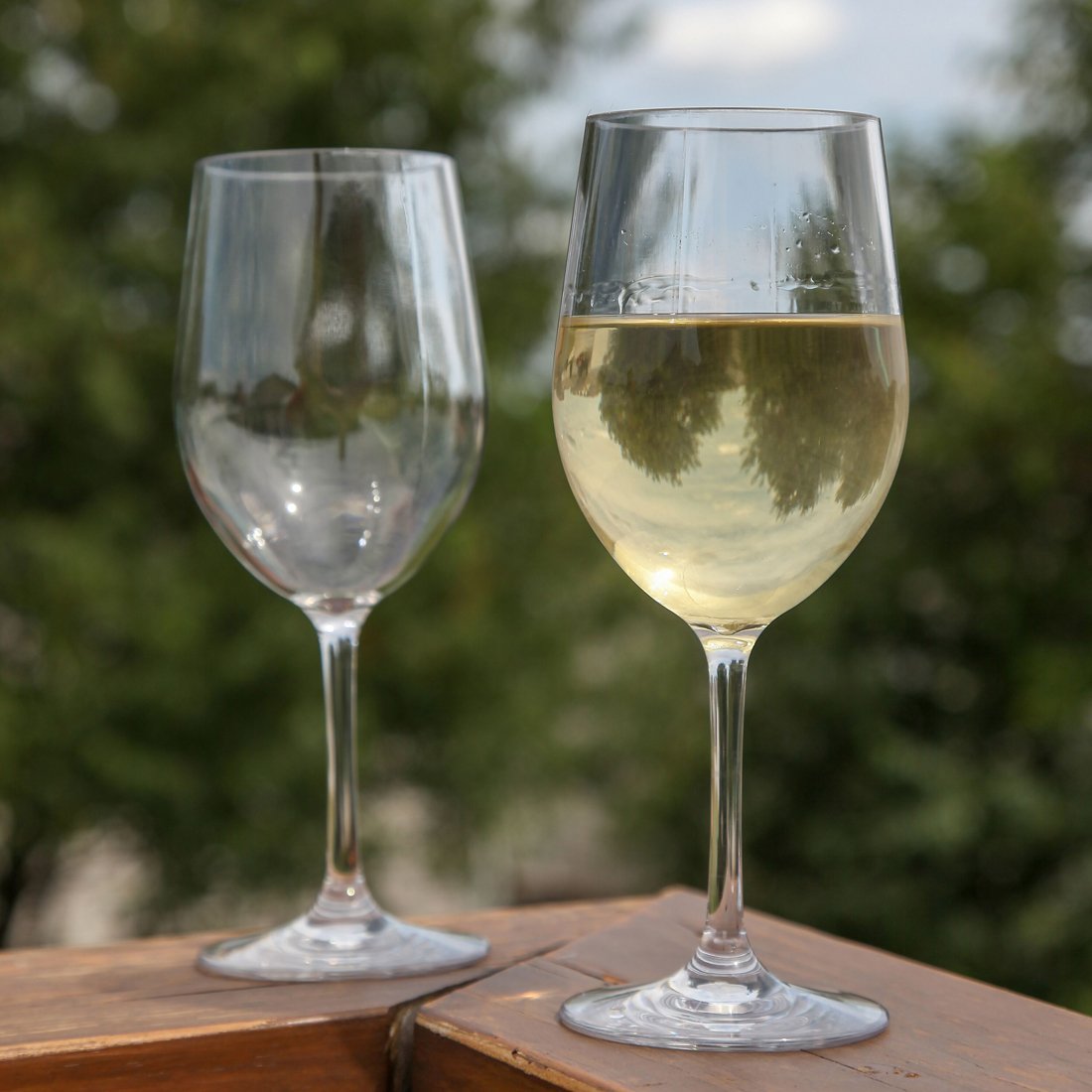 Lily's Home Unbreakable Chardonnay White Wine Glasses, Made of Shatterproof Tritan Plastic, For Indoor and Outdoor Use, Reusable and Dishwasher-Safe, Crystal Clear. 12 oz. Each, Set of 2
