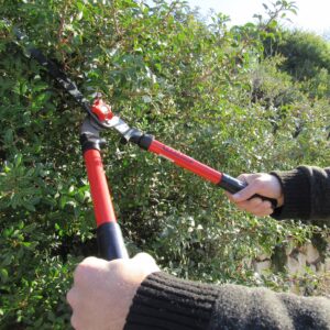 TABOR TOOLS B620A Hedge Shears with Wavy Blade for Trimming Borders, Boxwood, and Bushes, Manual Hedge Clippers with Comfort Grip Handles.
