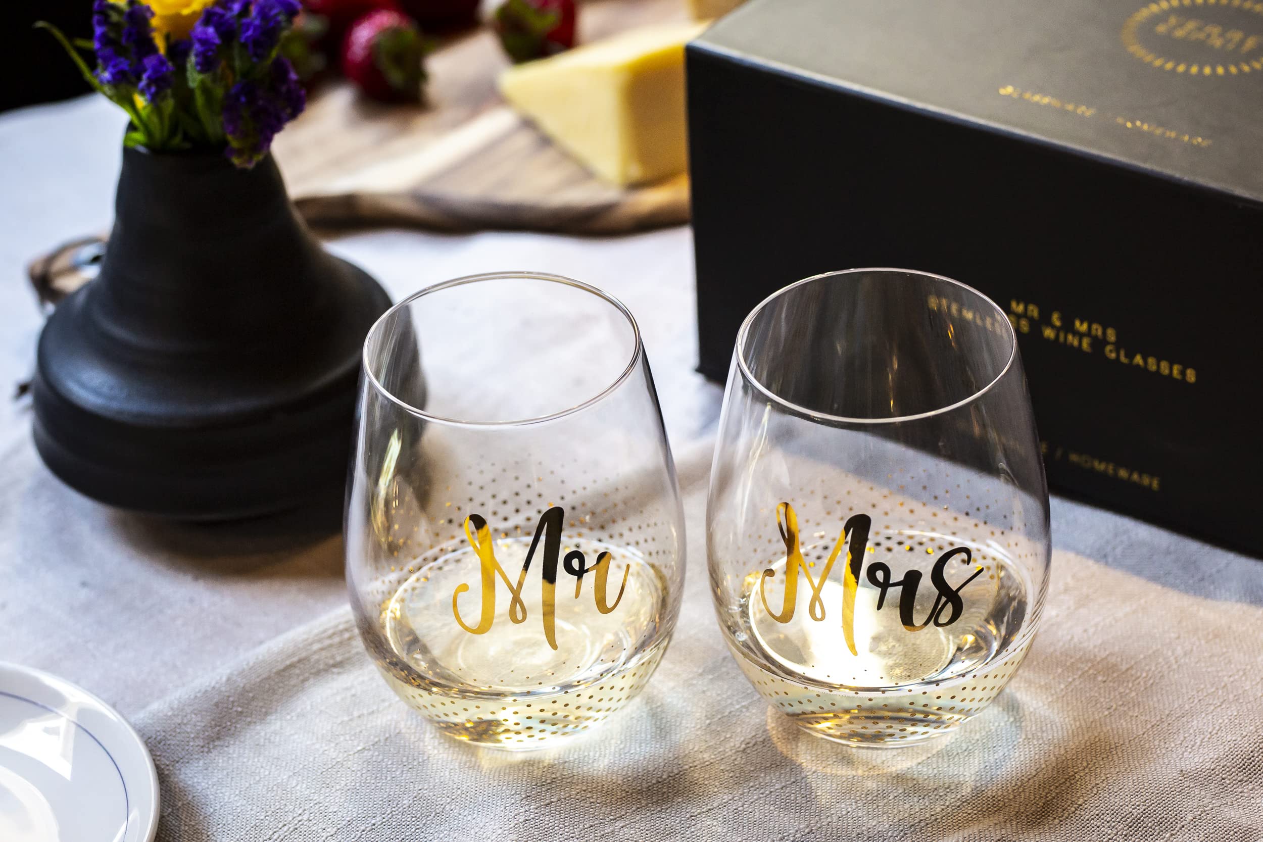 VERRE ESPRIT Mr and Mrs Wine Glasses, Stemless Wedding Glasses for Bride and Groom, Bride and Groom Glasses with Gold Lettering, Mr and Mrs Glasses set of 2, Crystal Wedding Wine Glasses