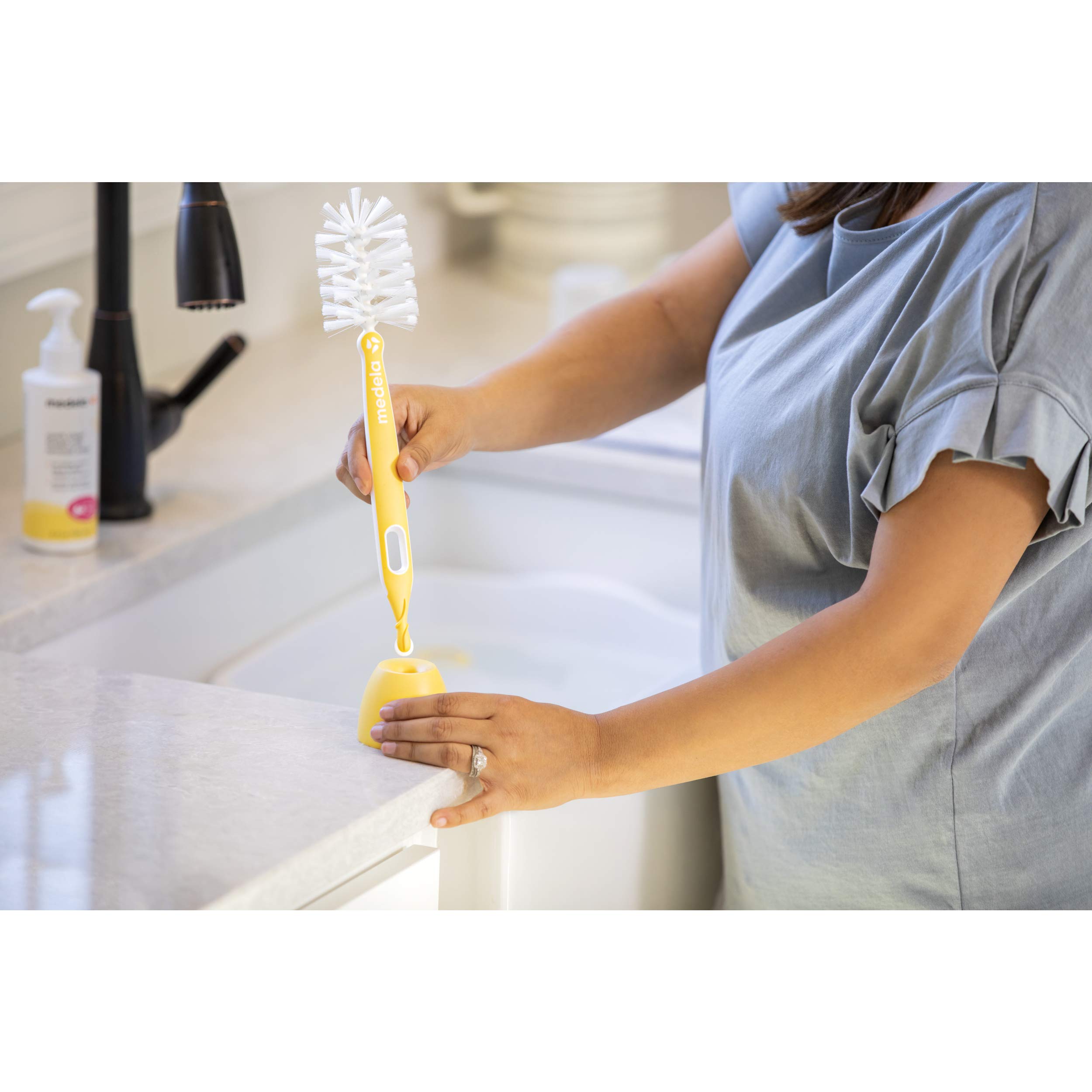 Medela Quick Clean Bottle Cleaning Brush, Adapts to Breast Pump Parts and Baby Bottles, Multifunctional Tip for Cleaning Nipples and Small Parts, White,golden