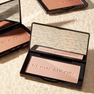 Kevyn Aucoin The Neo-Bronzer, Sunrise Light: 3 in 1 makeup palette. Highlighter, blush & bronzer in one smooth gradient makeup compact. Shimmer & matte in light, medium & deep. Sun-kissed to bronzed.