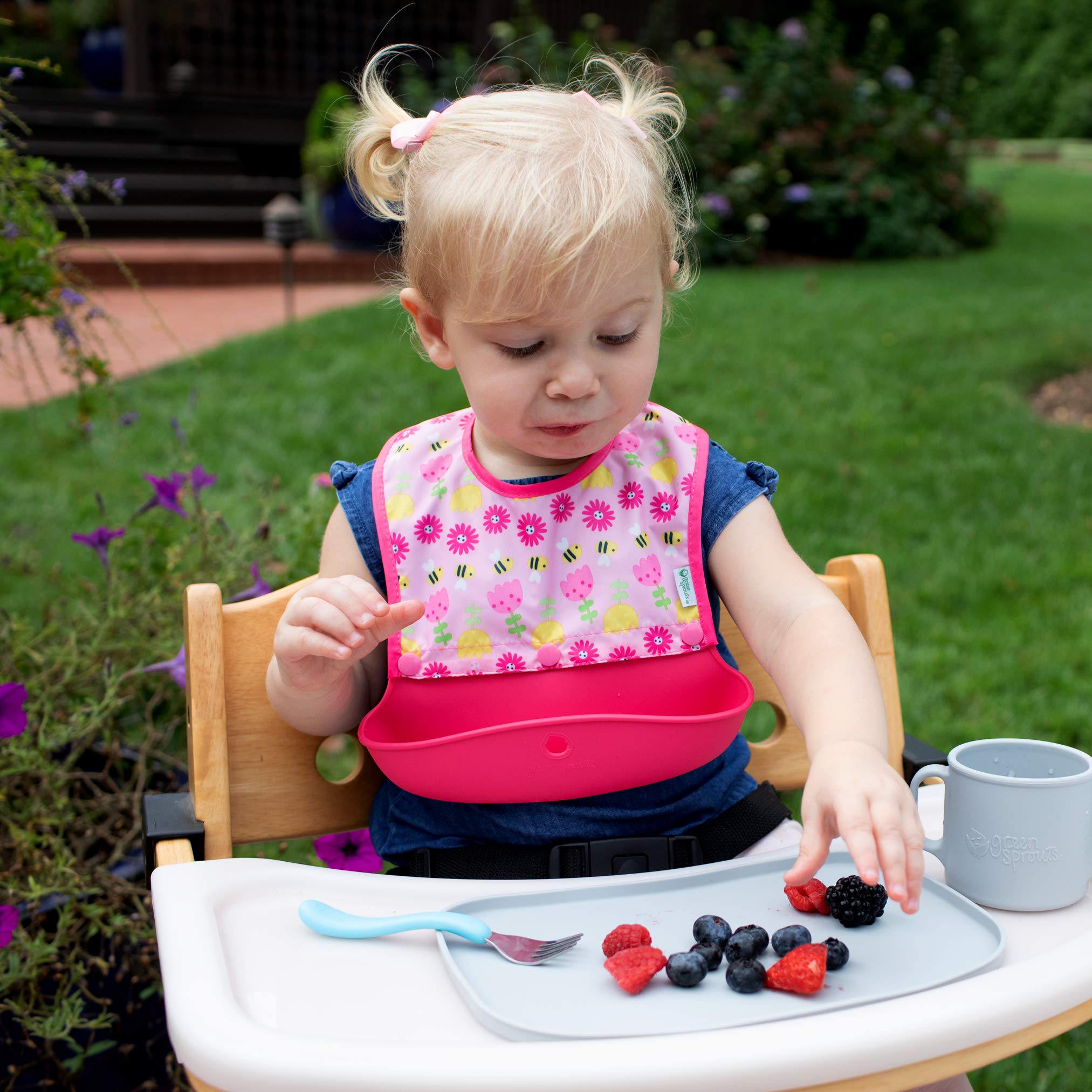 green sprouts Snap & Go Silicone Food-Catcher Bib | Soft, Waterproof Top + Silicone Scoop |Roll Up for Easy Travel |Made Without PVC, Formaldehyde, AZO Dyes, Aqua