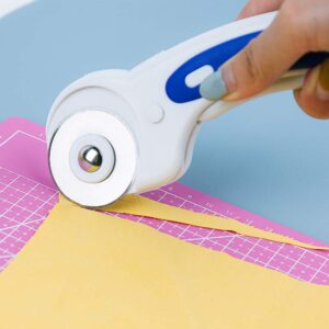 45mm Rotary Cutter with 5 Pcs Rotary Cutter Blades and A5 Cutting Mat, Rotary Cutter for Fabric, Rotary Cutter Set for Quilting Sewing Arts Crafts, Sharp and Durable