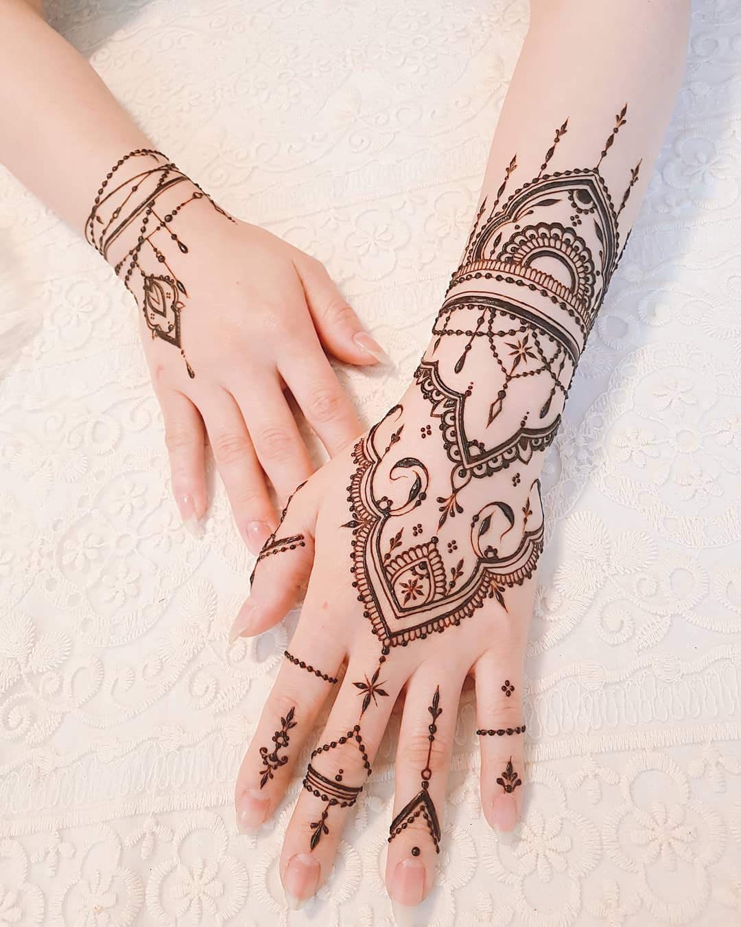 DIVAWOO 12 Sheet Henna Tattoo Stencils, Hand Temporary Tattoo Stickers, Indian Arabian Self Adhesive Tattoo Templates