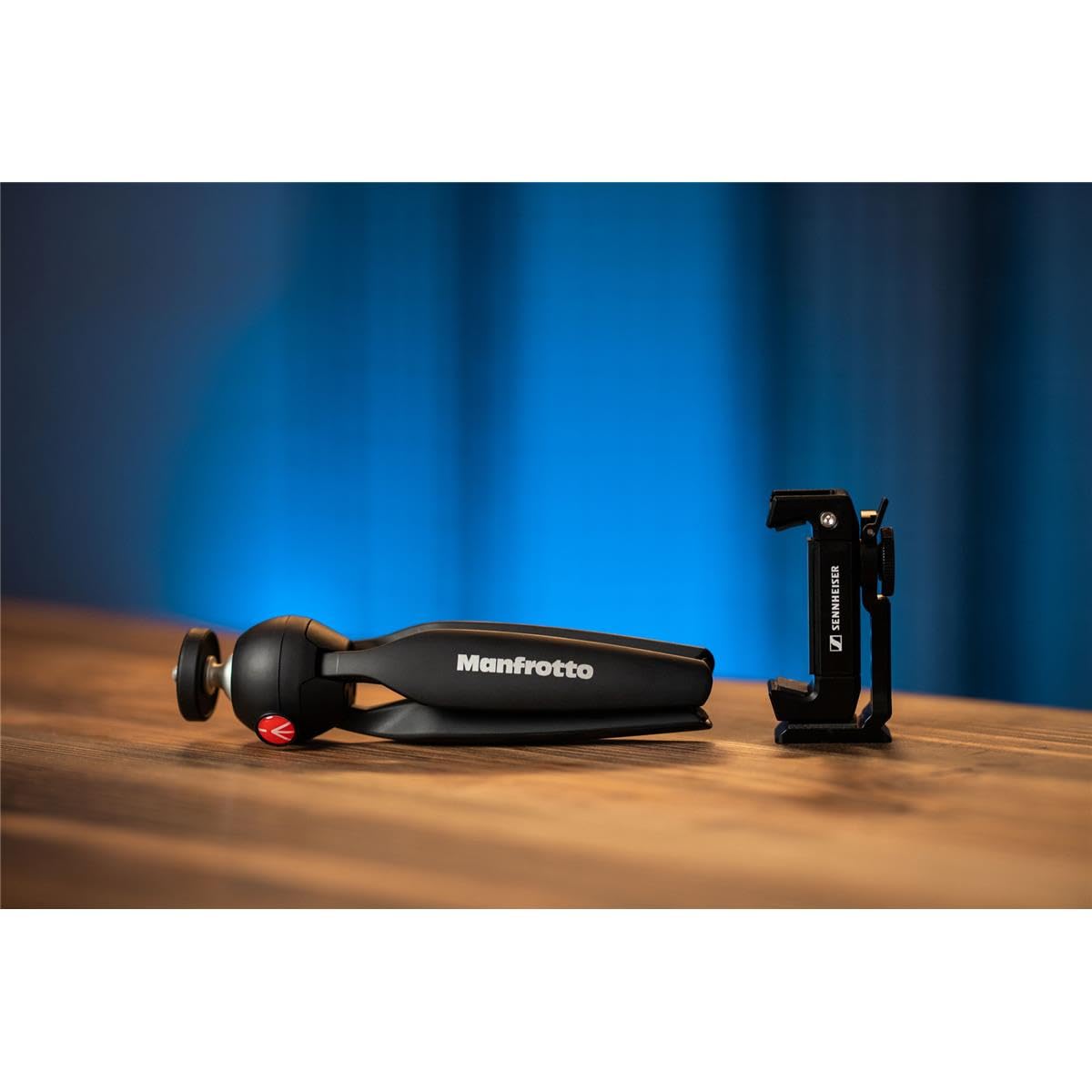 Sennheiser Pro Audio Sennheiser Professional MKE 200 + Mobile Kit, Directional On-Camera Microphone with Smartphone Clamp & Manfrotto PIXI Mini Tripod, 509256, Black