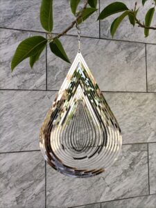 wind spinner flowing-light effect courtyard decorations made of stainless steel house hanging decoration 12“x 8“ spinners with a 360° rotating hook (1 pc water drop-silver)