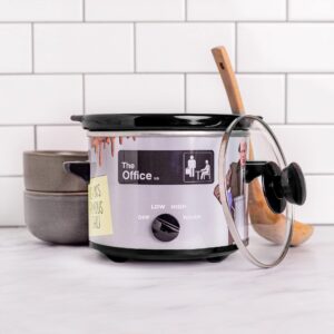 uncanny brands the office 2qt slow cooker- cook kevin's famous chili - small appliance