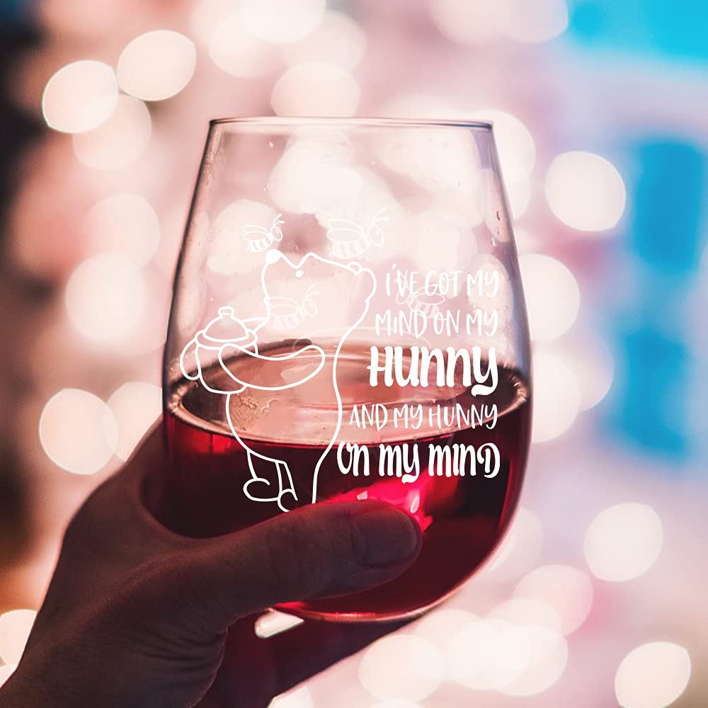 DYJYBMY I've Got My Mind On My Hunny And My Hunny On My Mind Funny Wine Glass Gifts for Women Sister BFF Thanksgiving Christmas Birthday Anniversary Christmas Gifts 1PCS