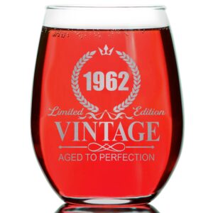 Vintage 1962 Stemless Wine Glass - Funny 60th Birthday Gift For Moms Grandmas Stepmoms Aunts Sisters Girlfriends Wife Friends From Daughter Son Grandchildren Husband Boyfriend Friends