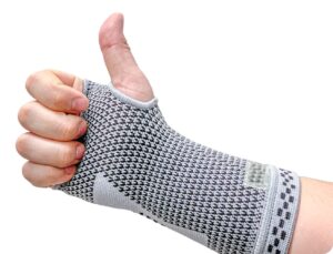 compressa wrist compression sleeve - helps relieve carpal tunnel, tendonitis & reduces swelling - all day comfort for joint support