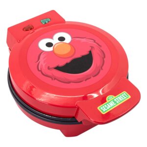 uncanny brands elmo waffle maker - officially licensed sesame street figures elmo face small waffle iron, kitchen small appliances - 7" round waffle makers