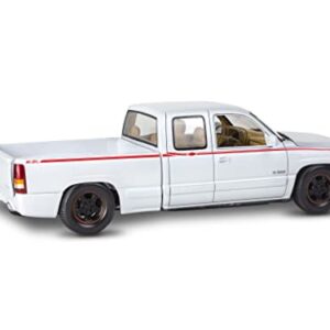 Revell 14538 '99 Chevy Street Silverado Street Pickup 1:25 Scale 150-Piece Skill Level 4 Model Truck Building Kit