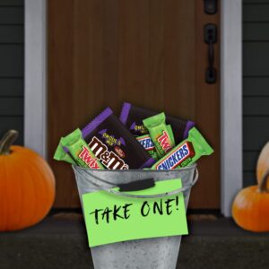 M&M'S Milk Chocolate Ghoul's Mix, SNICKERS & TWIX Ghoulish Green Fun Size Bulk Halloween Chocolate Candy Assortment, 26.82 oz, 50 Piece Bag