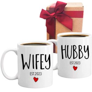 est 2023 husband wife mug gift, hubby wifey mug wedding gift, unique wedding gift for couple, 2023 engagement mug gift for couples (white)