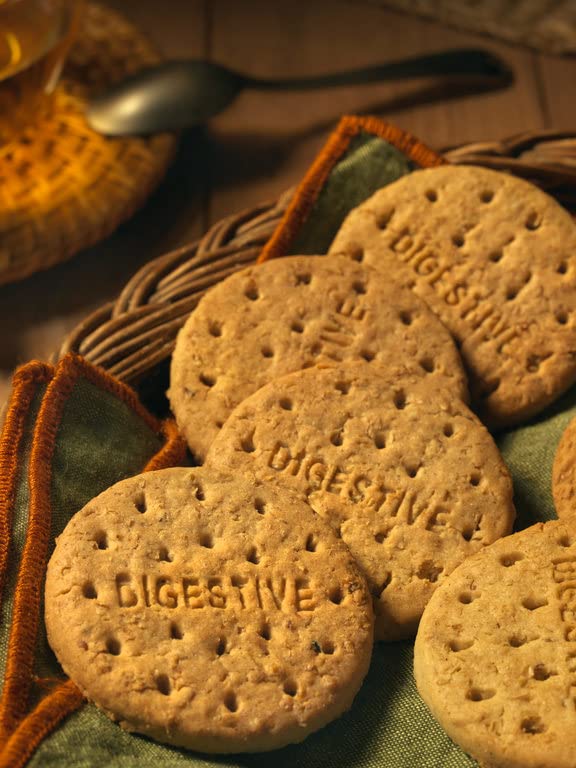 Mcvitie's Digestives Crunchy Wheat Biscuits Cookie - (4 Pack) England's Favourite. Best of British Biscuit Packed By Zuvo. Sweet, Wheat Taste, Crumbly Texture, And Renowned Suitability For Dunking, No Artificial Flavors or Colors - 400g