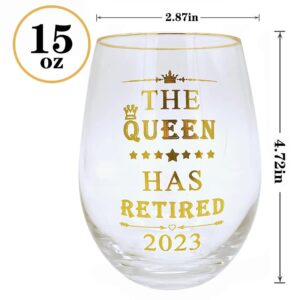 The Queen Has Retired 2023-Retirement Gift for Women Men-15OZ Wine Tumblers Glass Cup-Commemorative Gift for Mother,Grandma,Boss,Co-worker,Friends-Gold Printed Glass.