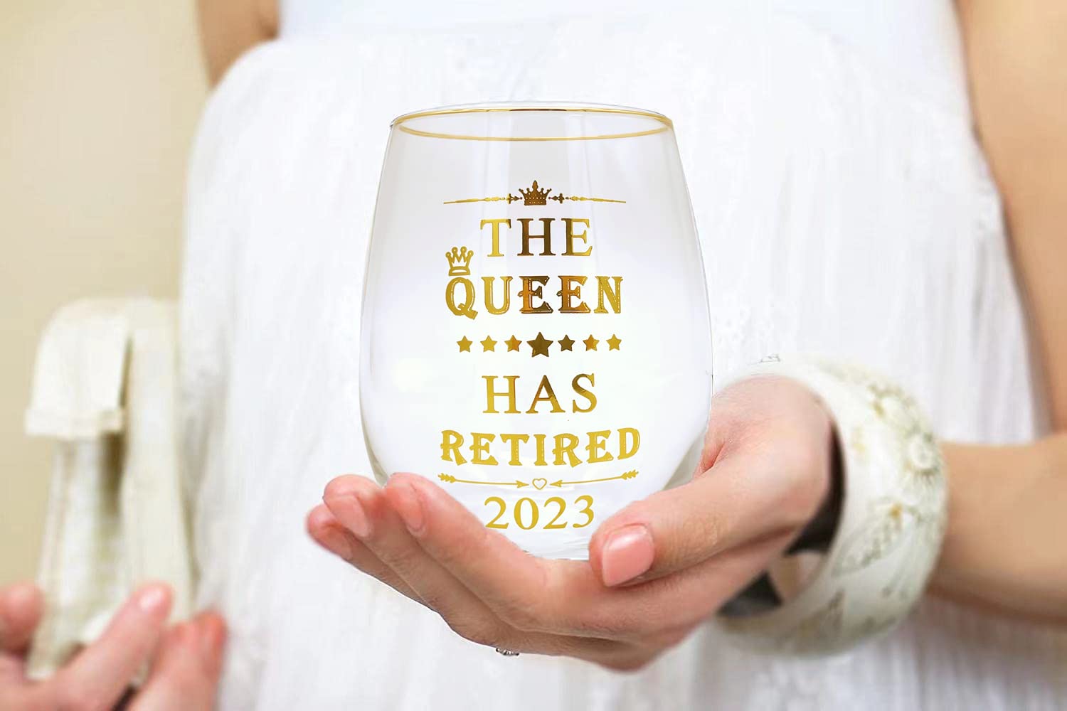 The Queen Has Retired 2023-Retirement Gift for Women Men-15OZ Wine Tumblers Glass Cup-Commemorative Gift for Mother,Grandma,Boss,Co-worker,Friends-Gold Printed Glass.