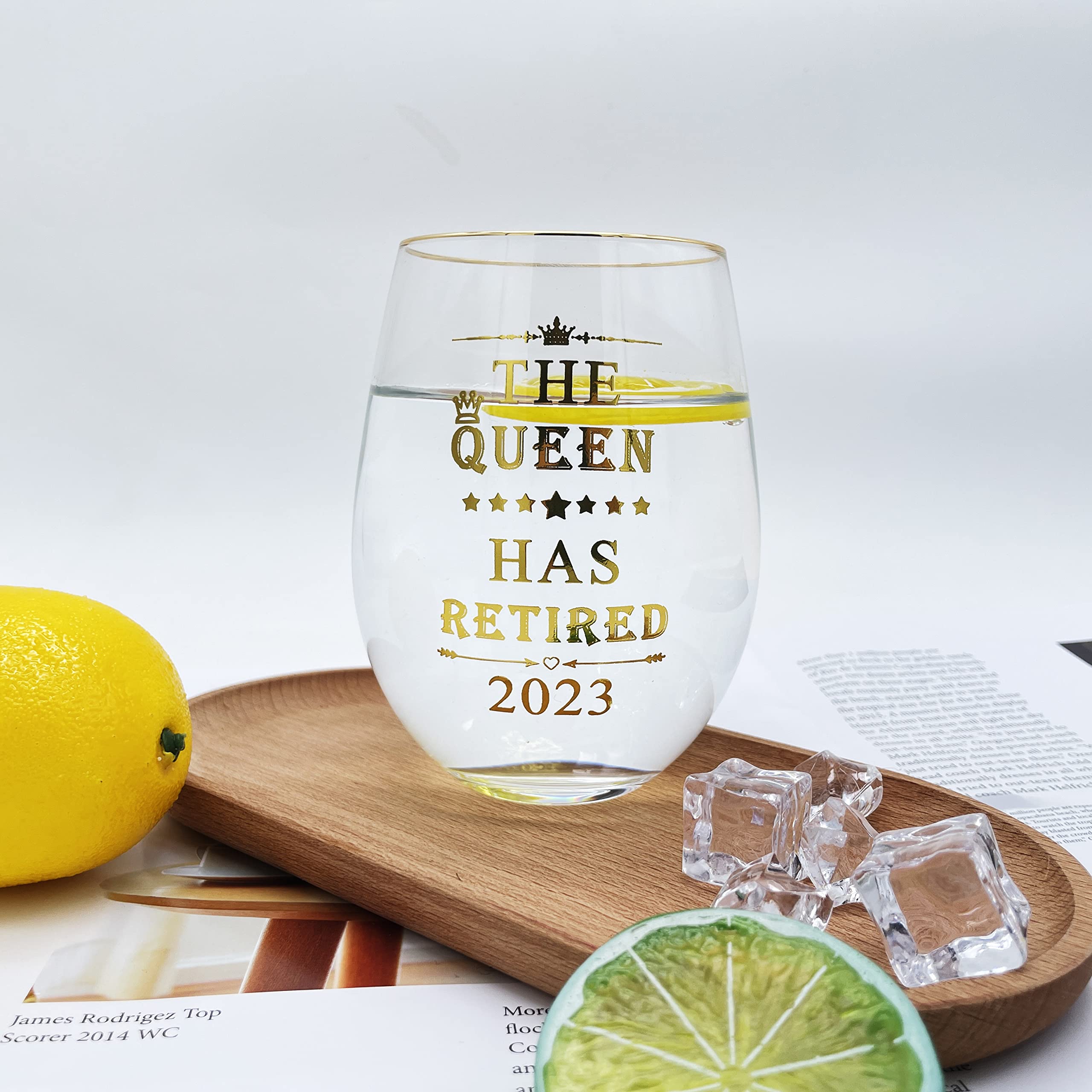 The Queen Has Retired 2023-Retirement Gift for Women Men-15OZ Wine Tumblers Glass Cup-Commemorative Gift for Mother,Grandma,Boss,Co-worker,Friends-Gold Printed Glass.