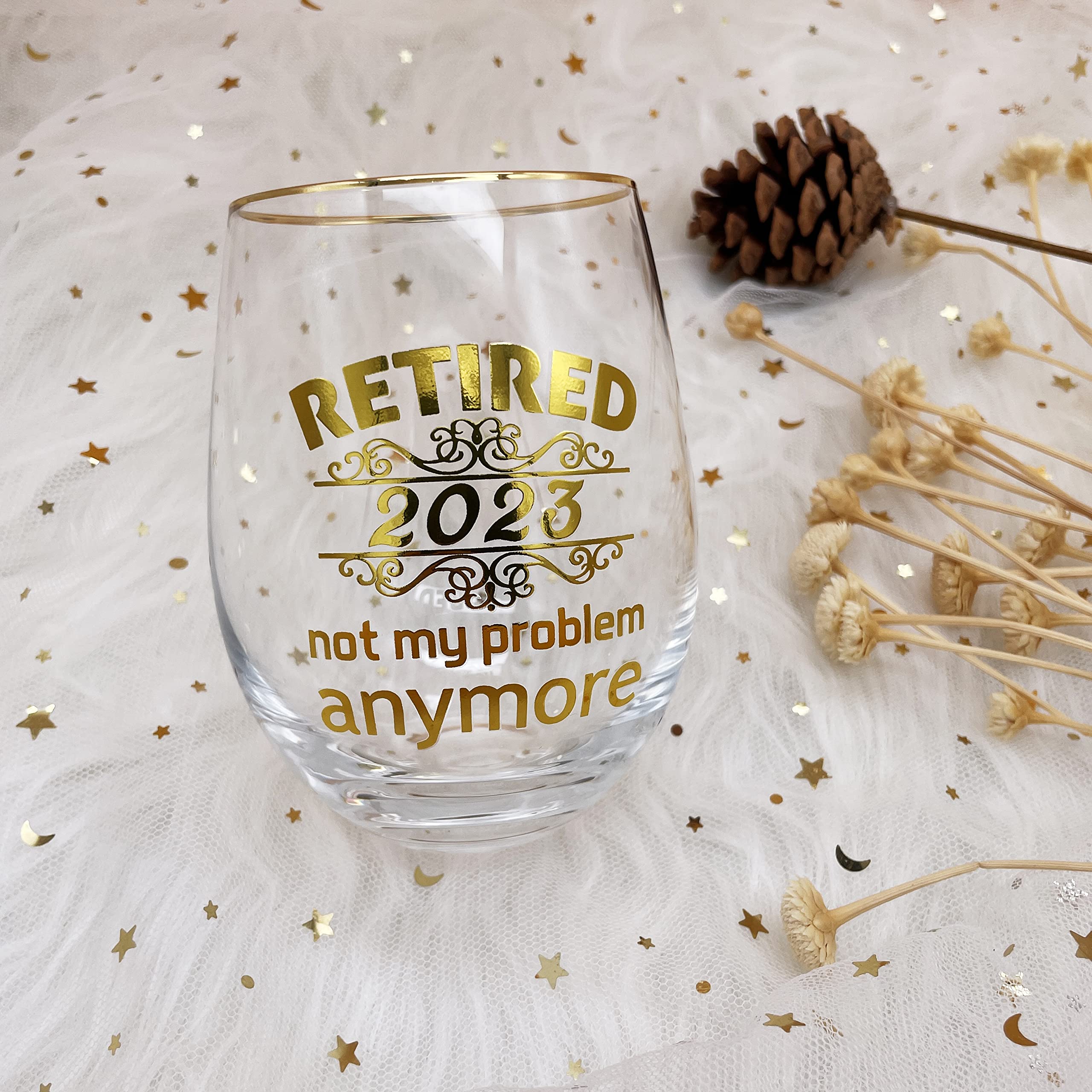 Retired 2023 Not My Problem Anymore-Retirement Gift for Women Men-15OZ Wine Tumblers Glass Cup-Commemorative Gift for Mom,Dad,Grandma,Grandfa,Boss,Co-worker,Friends,Father,Brother-Gold Printed Glass.