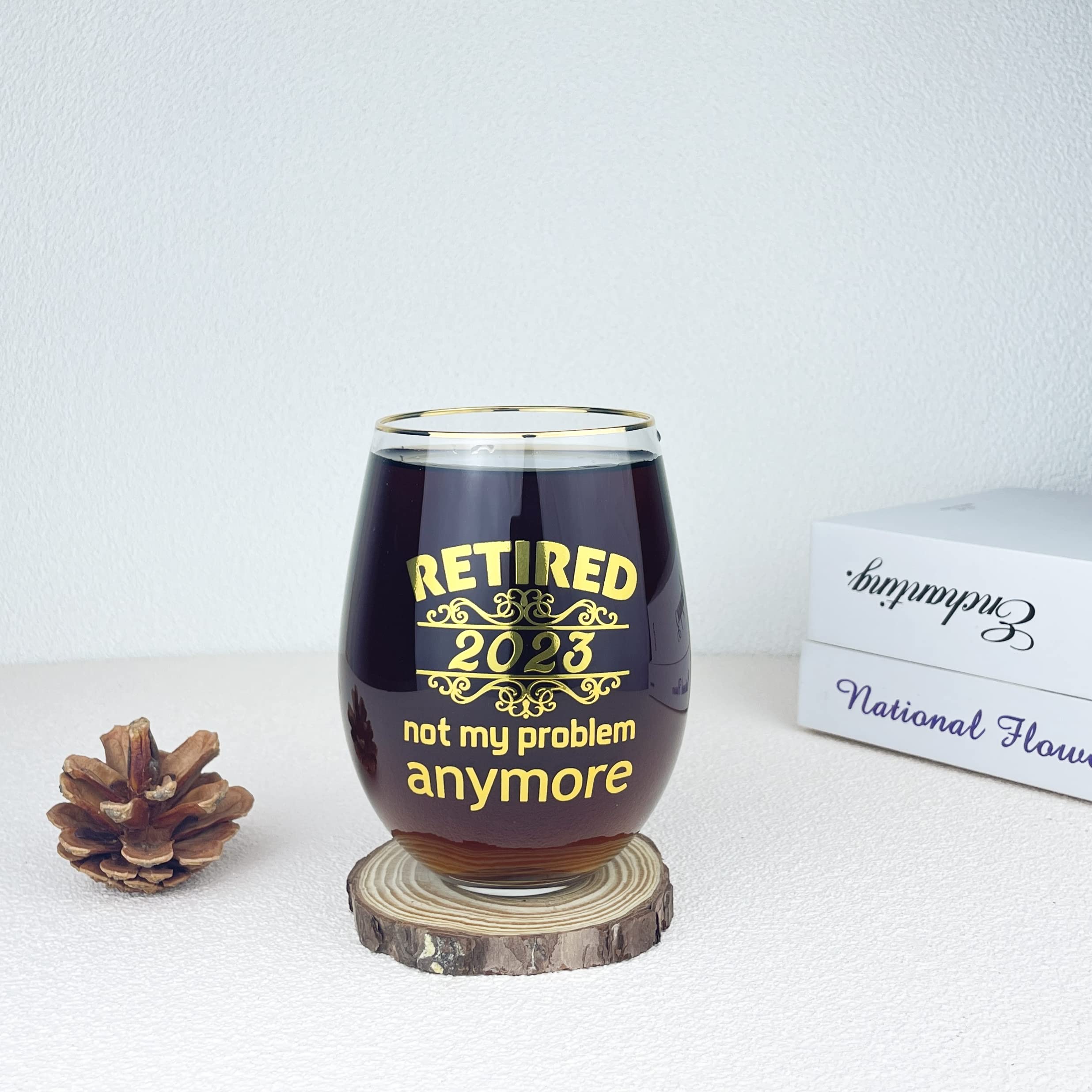 Retired 2023 Not My Problem Anymore-Retirement Gift for Women Men-15OZ Wine Tumblers Glass Cup-Commemorative Gift for Mom,Dad,Grandma,Grandfa,Boss,Co-worker,Friends,Father,Brother-Gold Printed Glass.