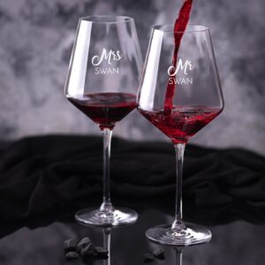 Maverton Couple wine glasses - Personalized wine glassware for newlyweds - Wine set for Wedding - For Christmas - Stylish Set of 2 glasses for friends - For anniversary - MR&MRS